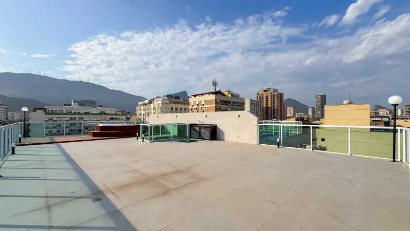3-bedroom apartment in a building with a pool — photo 7