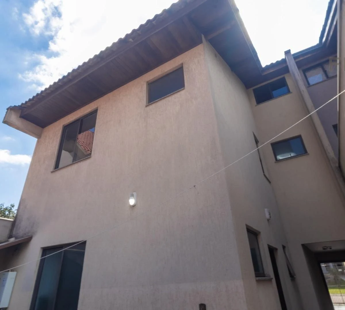 4-bedroom house with a bathtub in Curitiba — photo 46