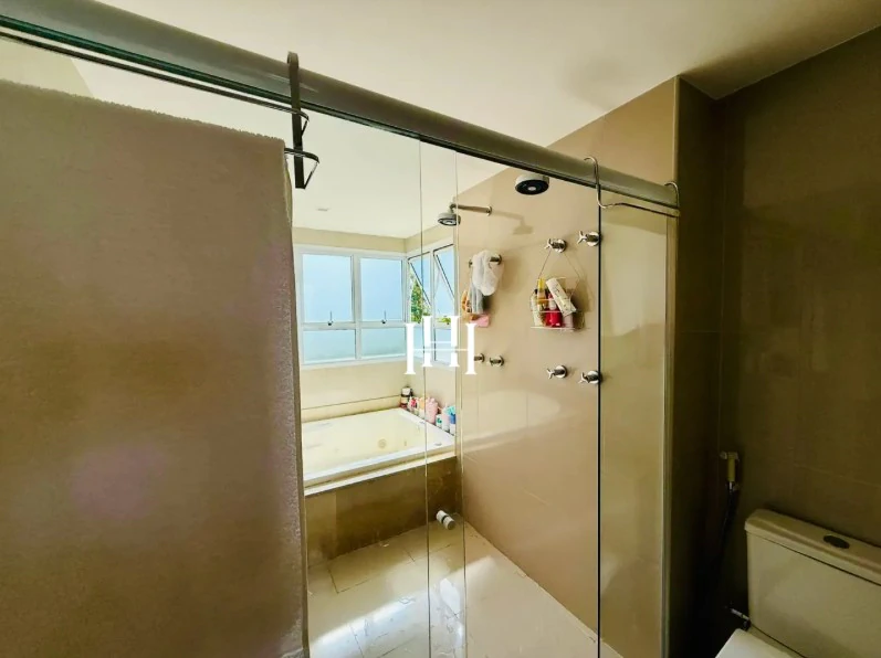 4 en-suite apartment with 227 m² and a balcony — photo 13