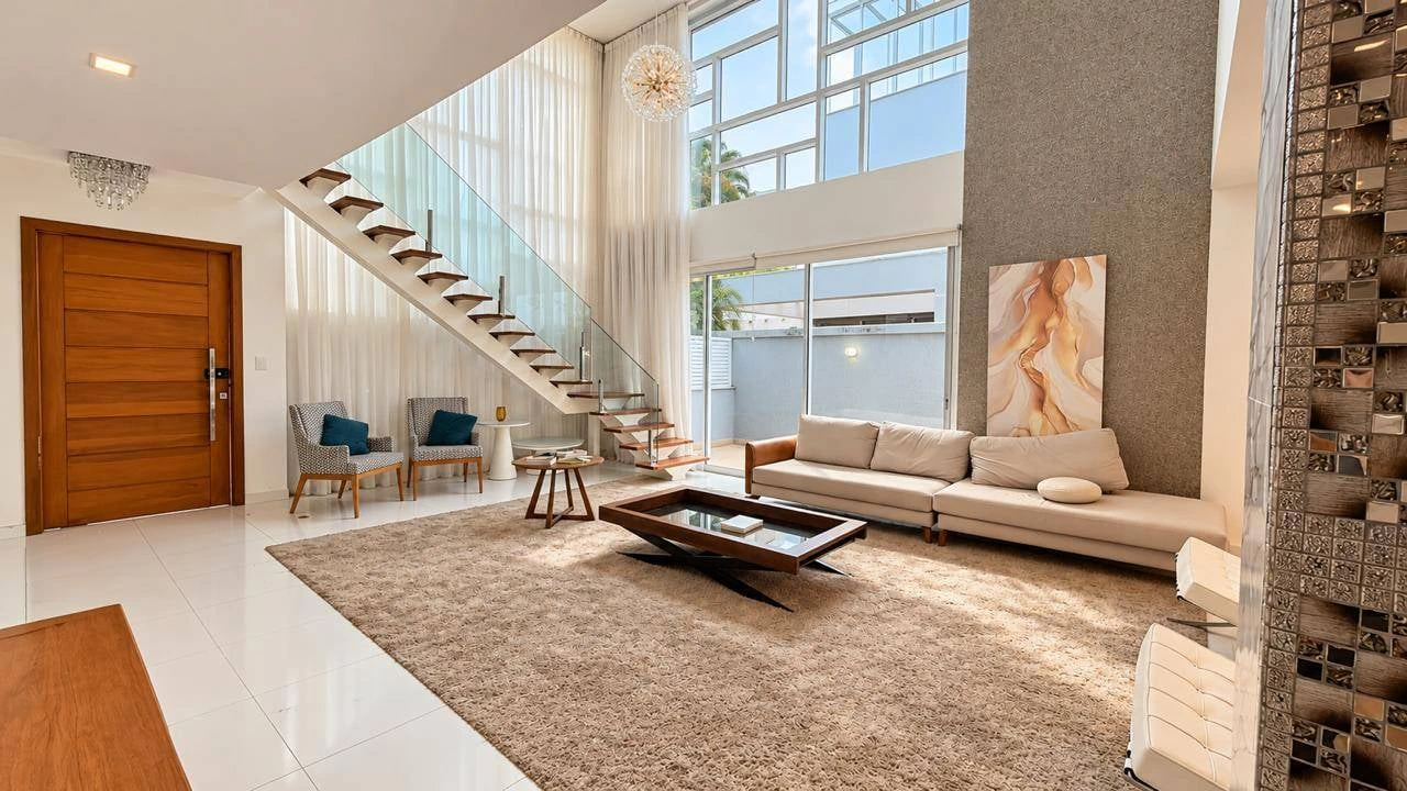 4-bedroom house with floor-to-ceiling windows — photo 7