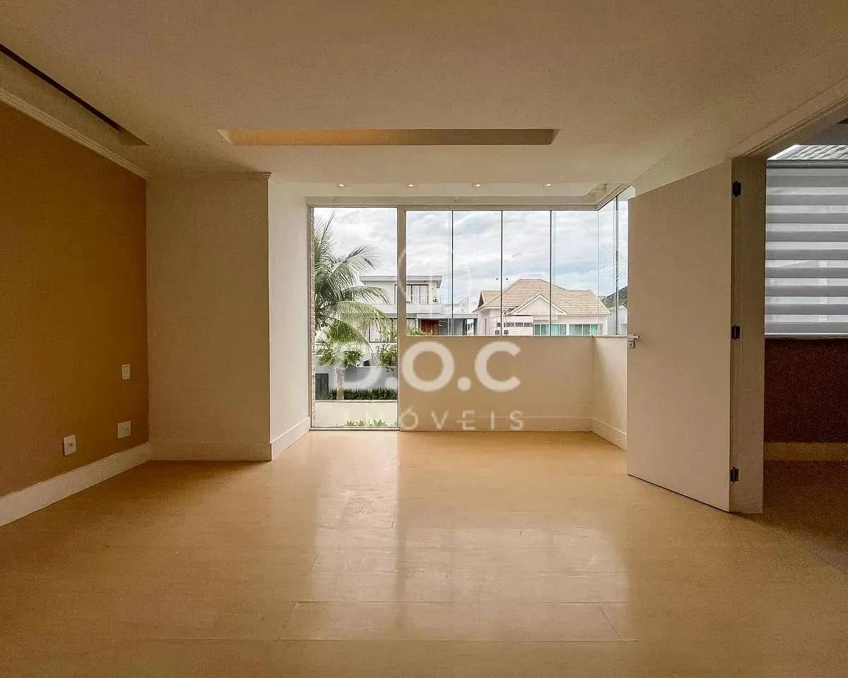 Floor-to-ceiling windows in a 5-bedroom house, 300 m² — photo 50