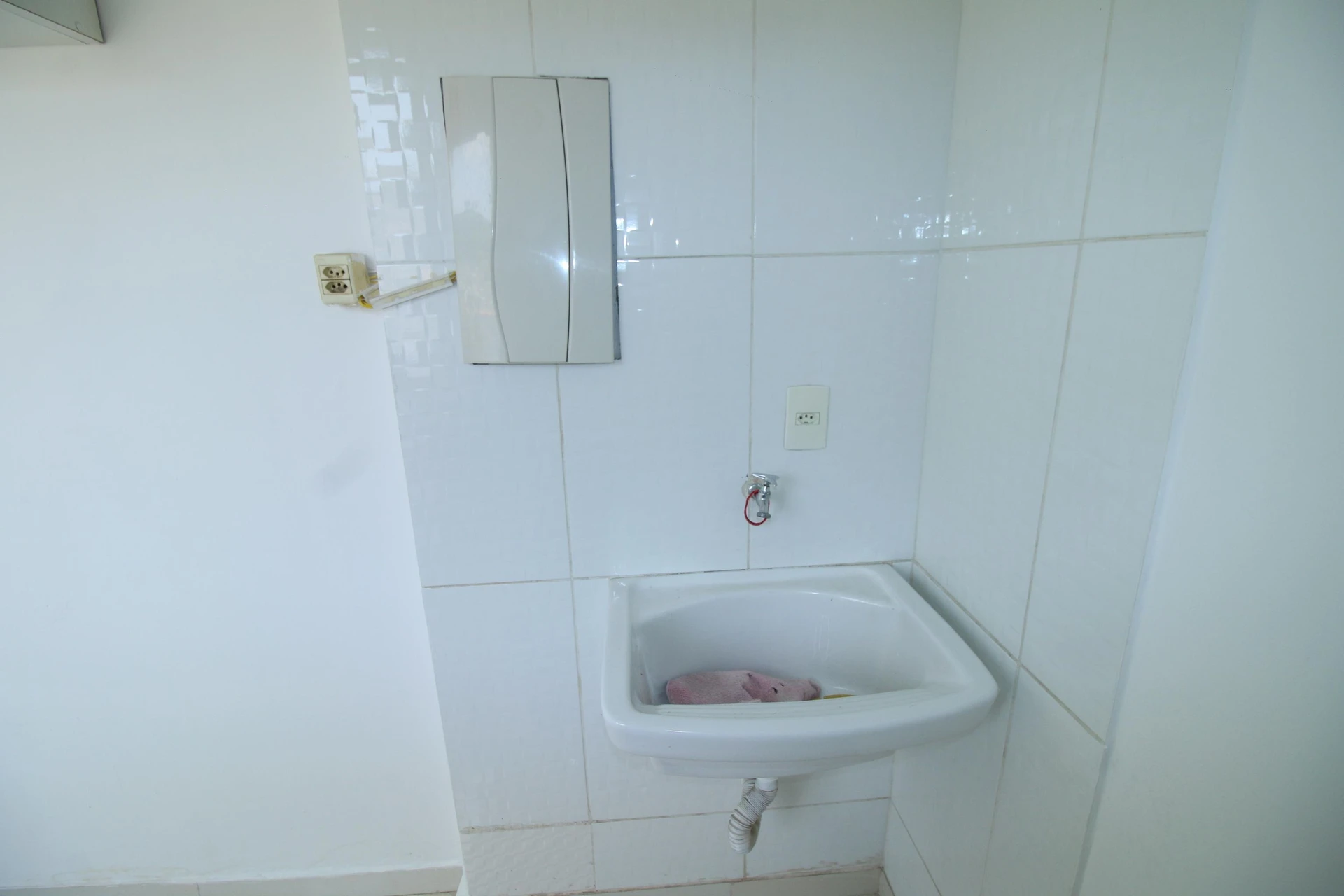 2-bedroom apartment with 1 bathroom and condo pool — photo 18