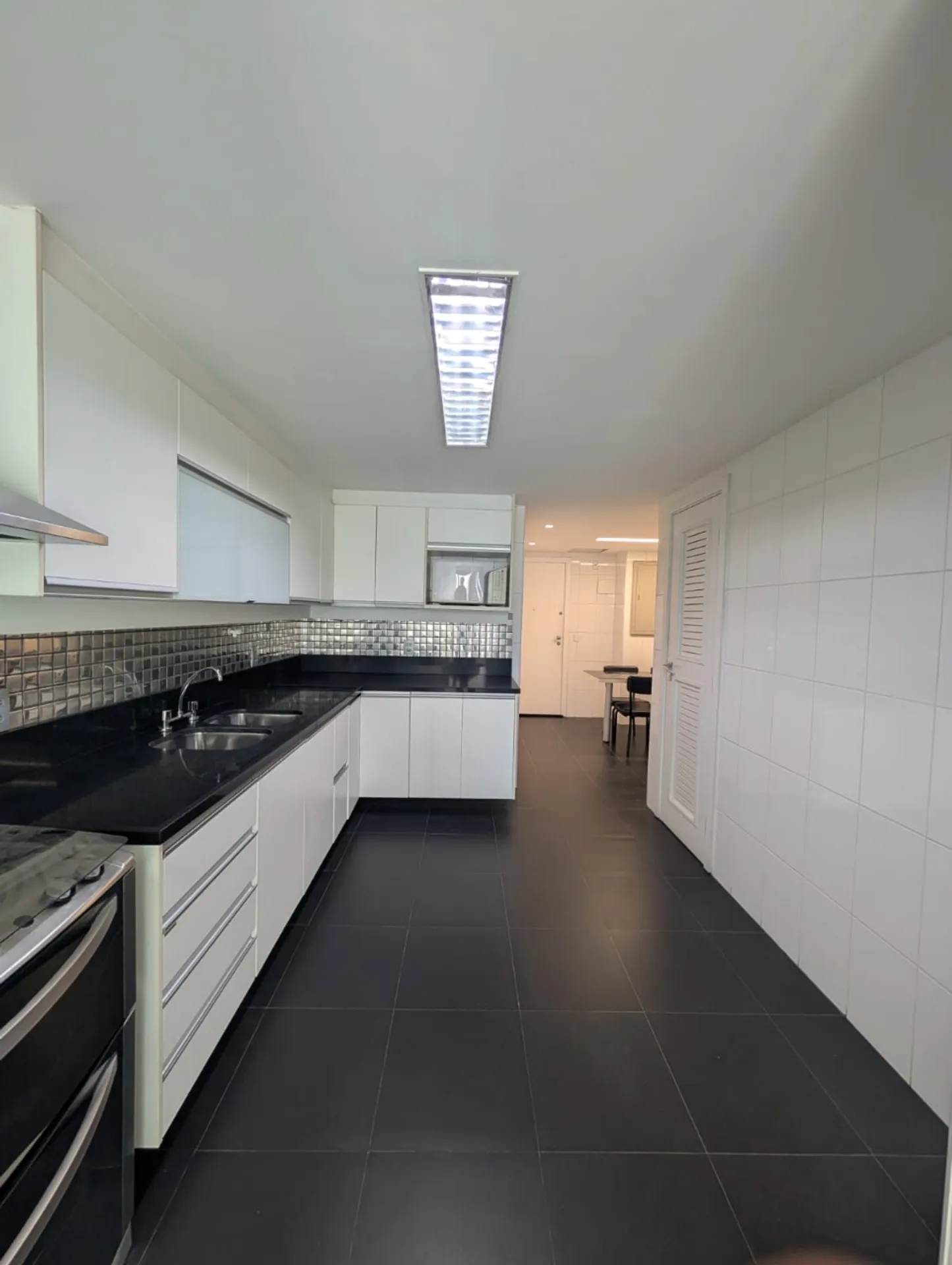Apartment, 370 m², with a grill on the balcony — photo 4