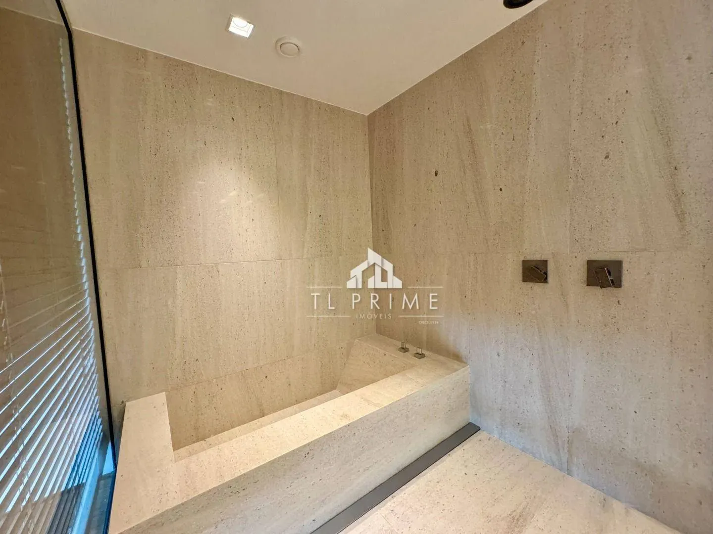 Furnished 1-bedroom apartment with an enclosed balcony — photo 34