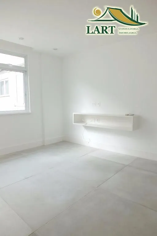 3-bedroom apartment in a building with a pool — photo 3