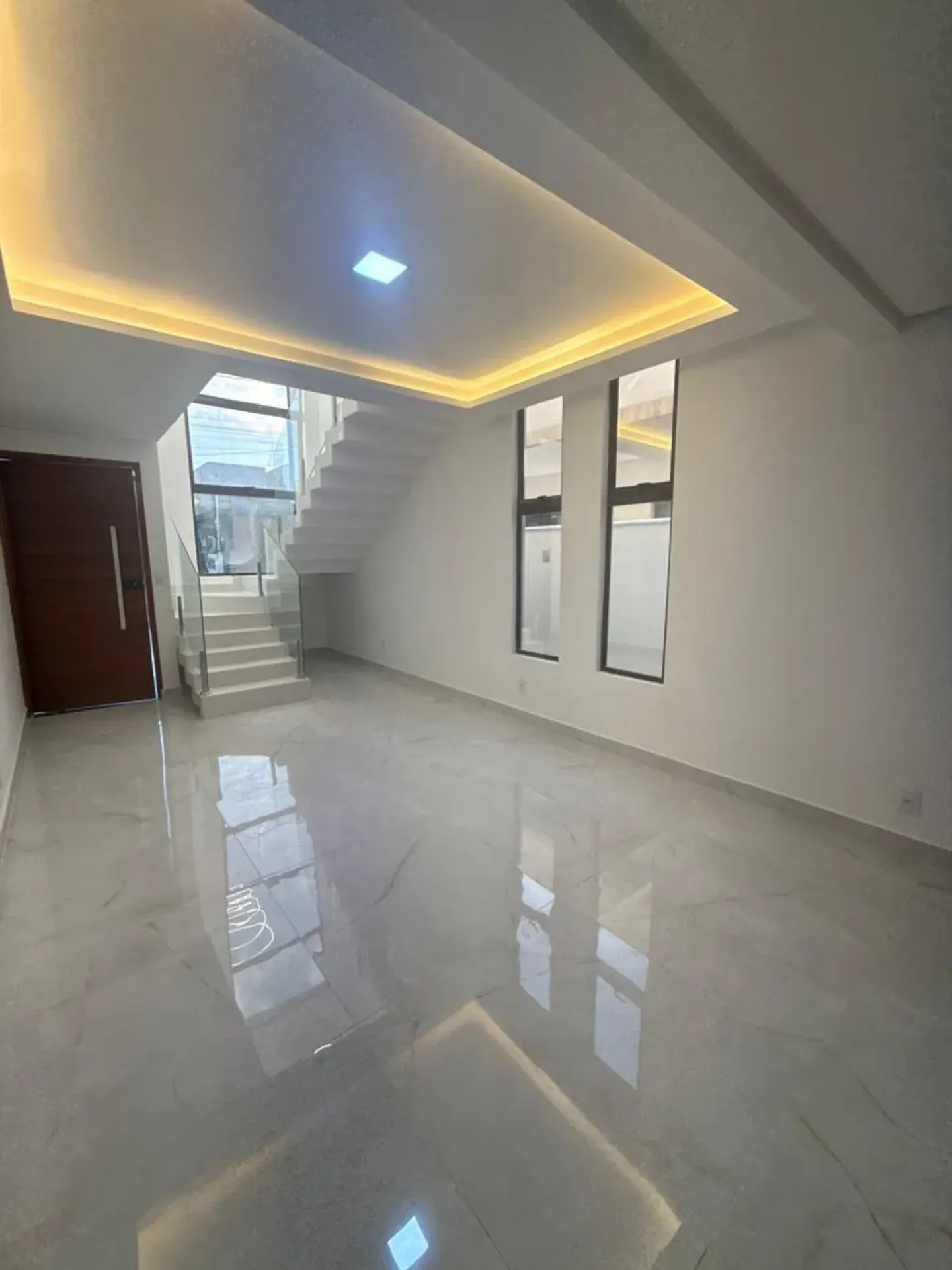 House with 4 bedrooms and open kitchen with gas stove