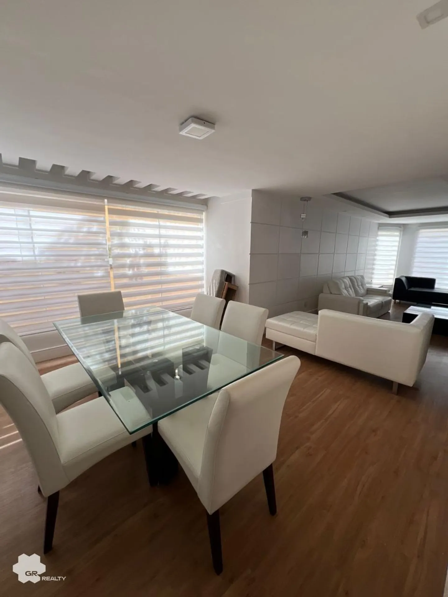 House with 6 en-suite bedrooms and 468 m² of space — photo 6