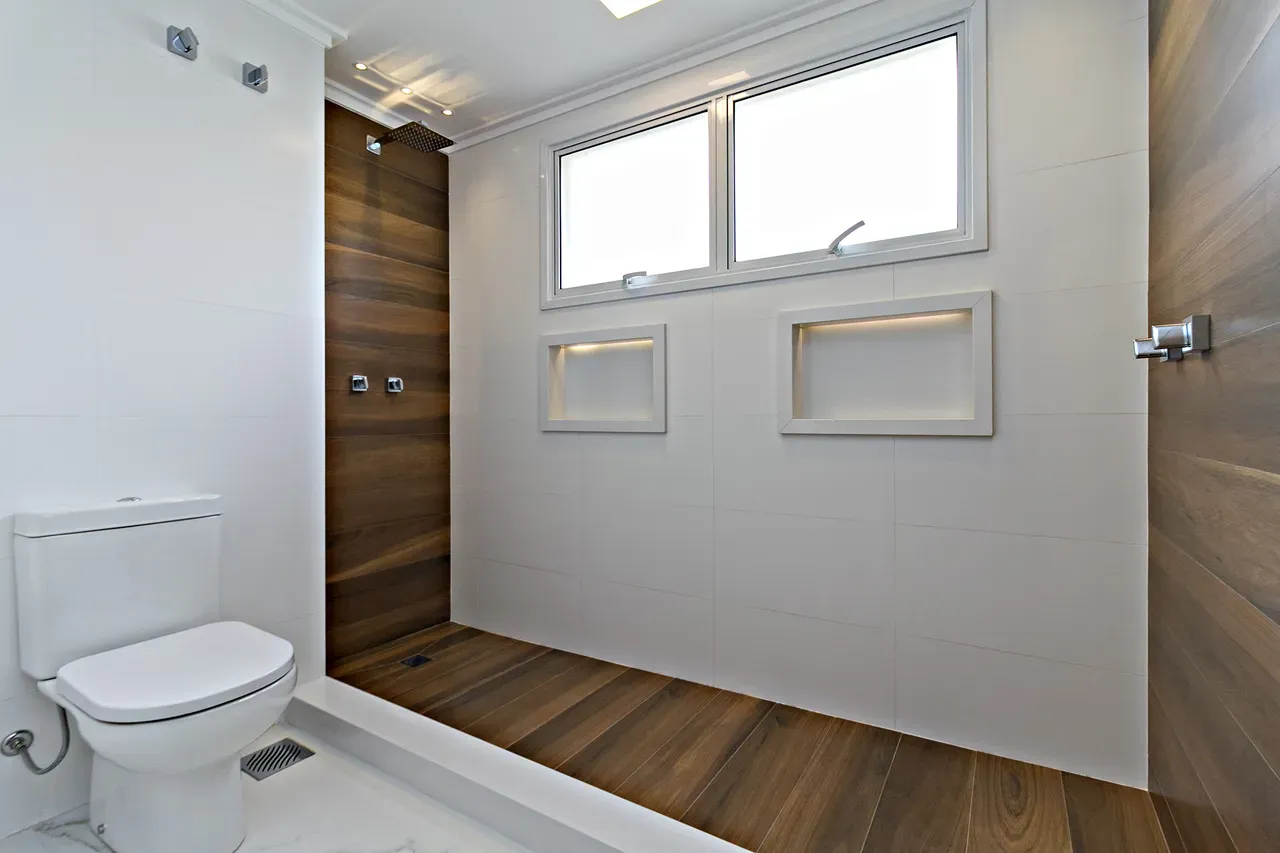 Balcony with a grill in a 4-bedroom apartment, 158 m² — photo 48