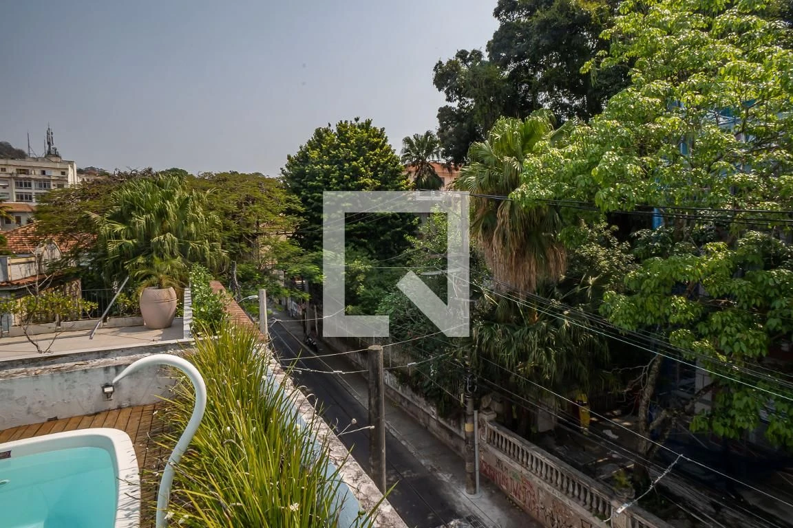Furnished house, 300 m², with floor-to-ceiling windows — photo 10