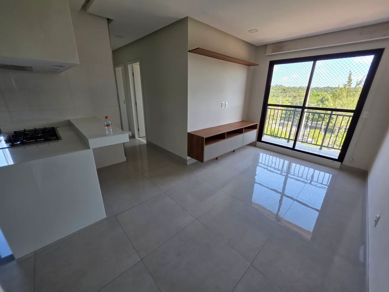 Apartamento sem mobília com cozinha americana e 3 quartos