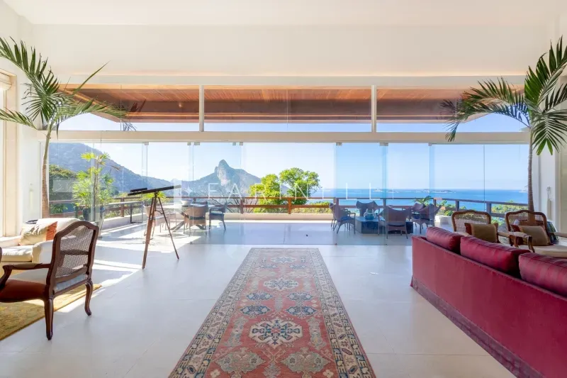 Casa com 5 quartos e 5 banheiros com vista para a água