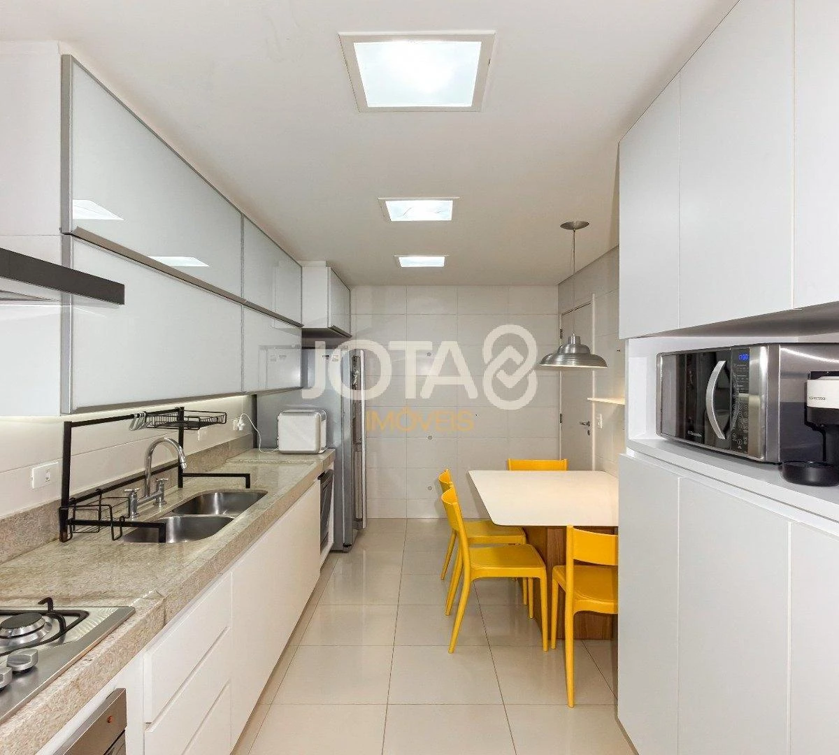 Furnished 4-bedroom apartment with open-plan kitchen — photo 25