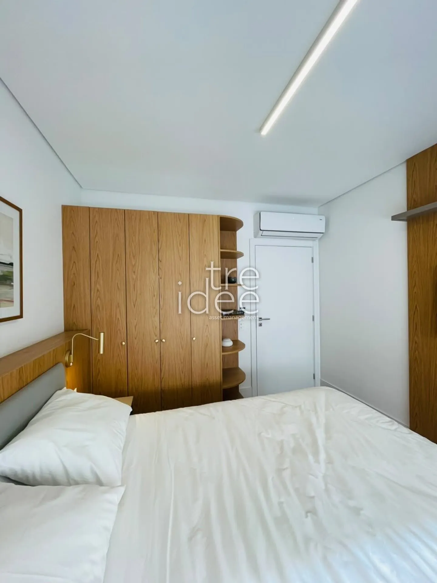Furnished 1-bedroom apartment with an open-plan kitchen — photo 24