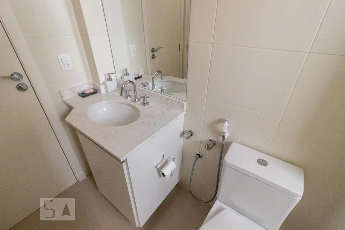 Bathtub in a 4-bedroom apartment, 255 m² — photo 48