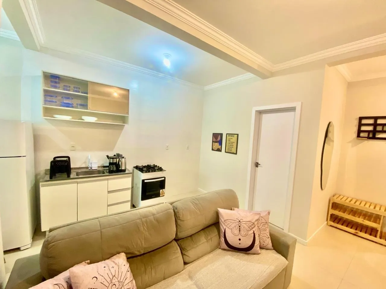 Furnished 1-bedroom apartment with open-plan kitchen — photo 14