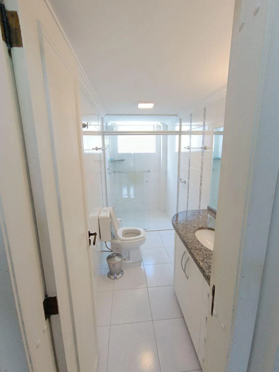 Apartamento de 156 m² com secadora e janelas do piso ao teto — photo 29