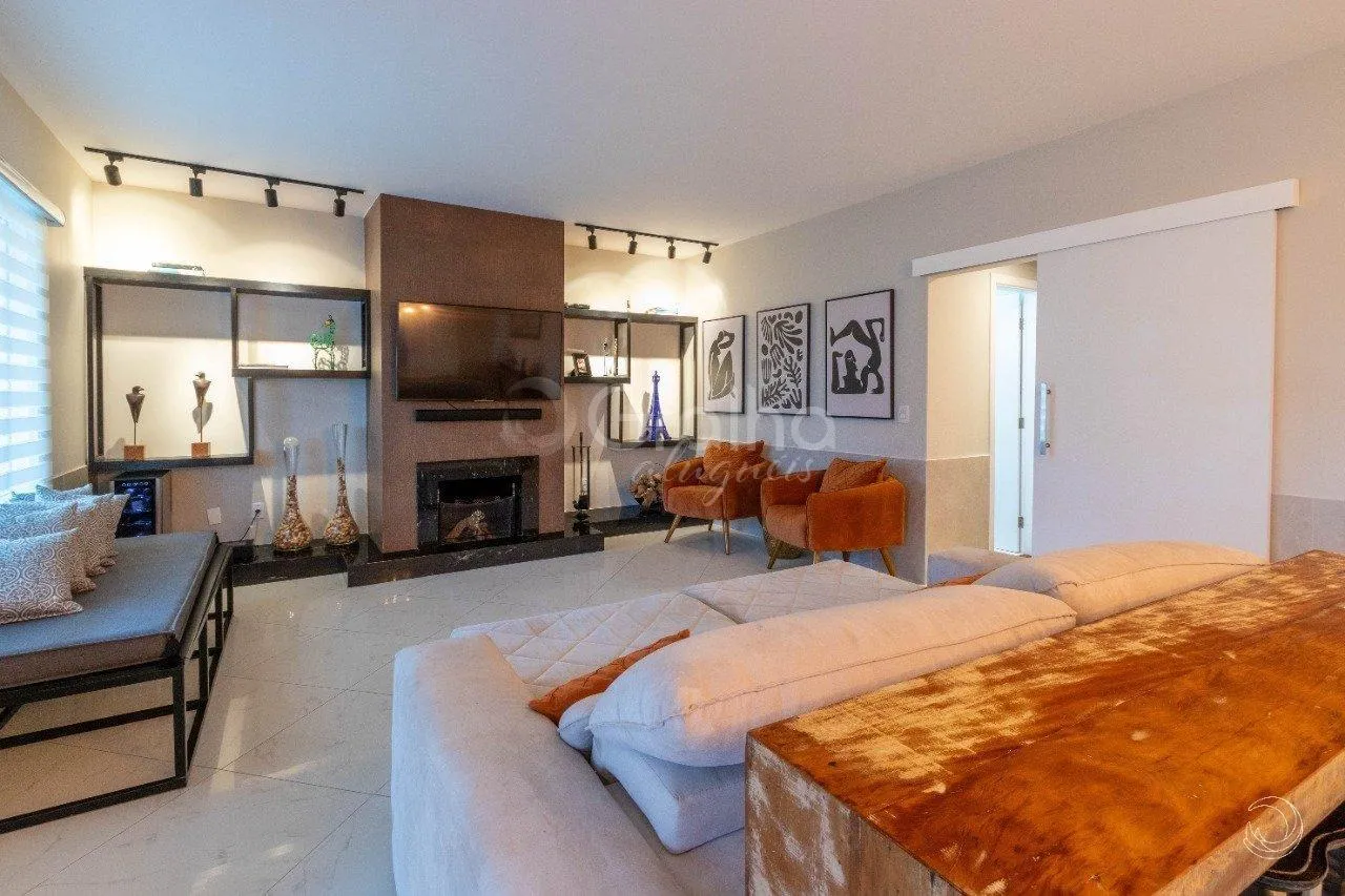 5-bedroom house with a fireplace in Florianópolis