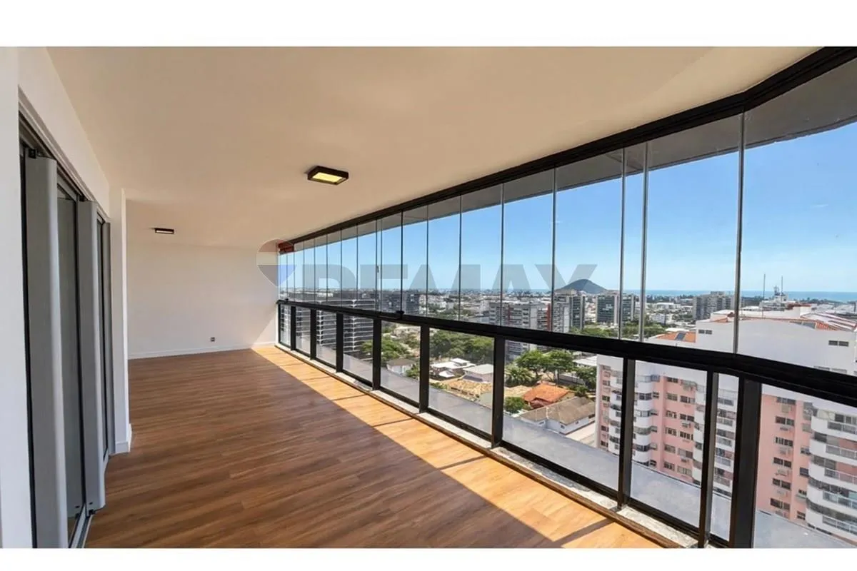Glass-enclosed balcony in a 3-bedroom apartment, 119 m² — photo 15