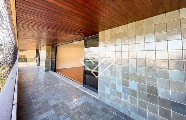 4-bedroom apartment with a balcony and laundry area — photo 17