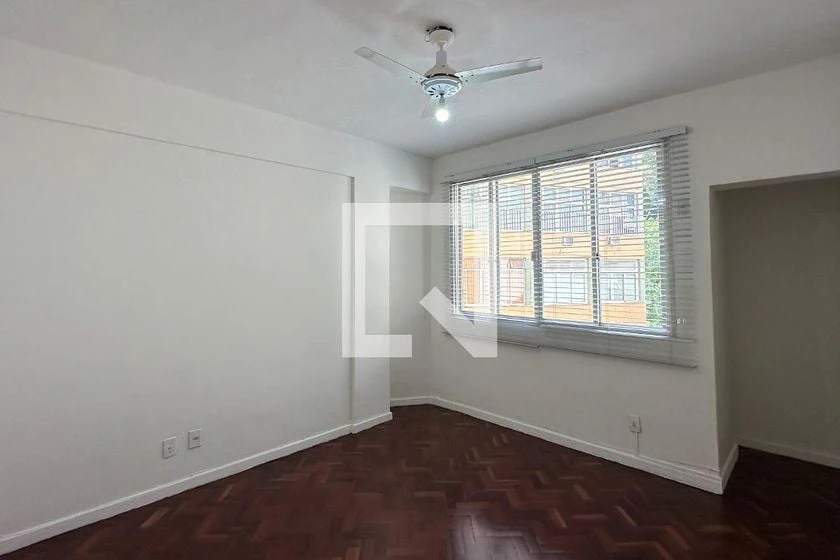Wood or laminate floors in a 2-bedroom apartment, 71 m²