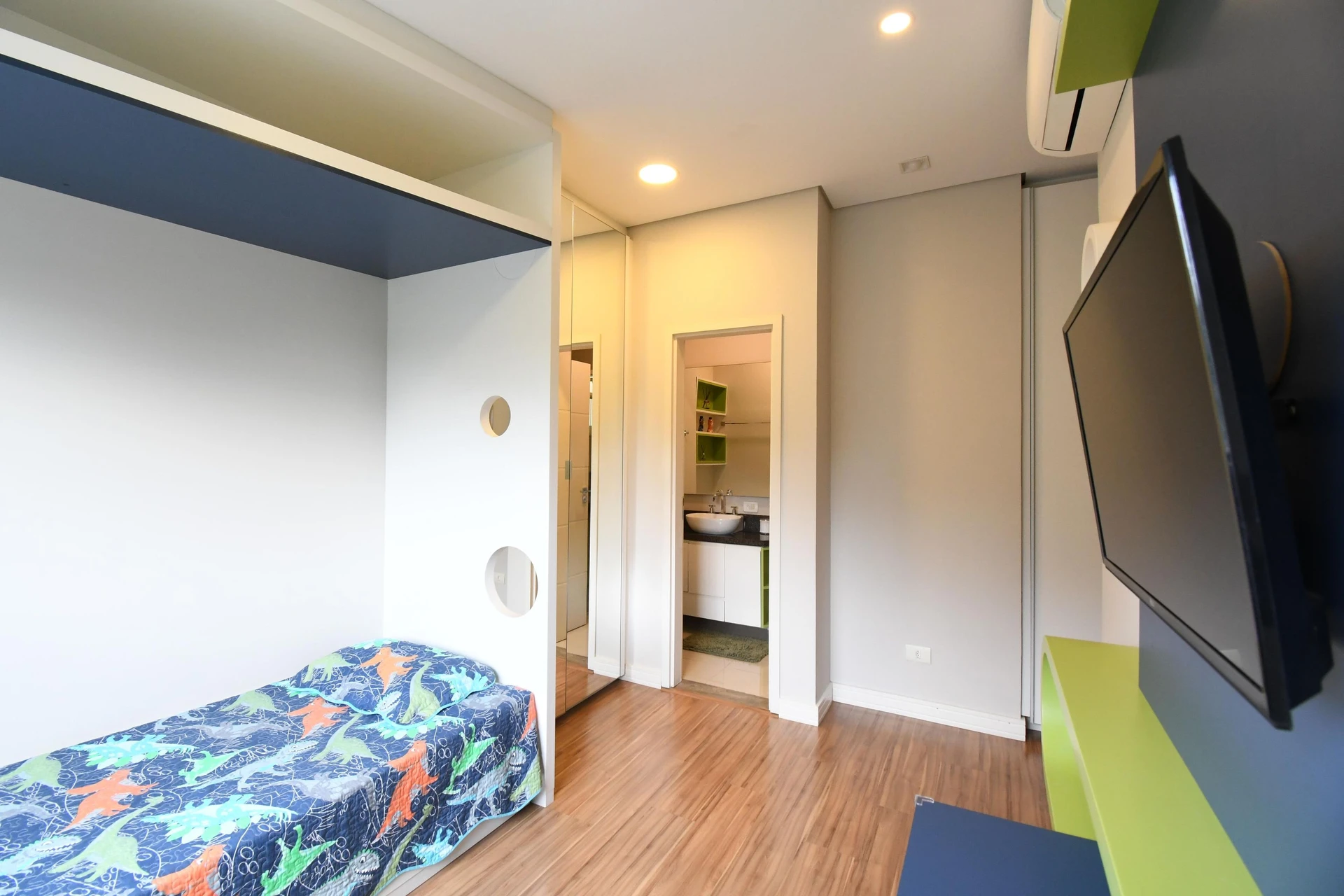 4-bedroom apartment with a dishwasher in Curitiba — photo 39