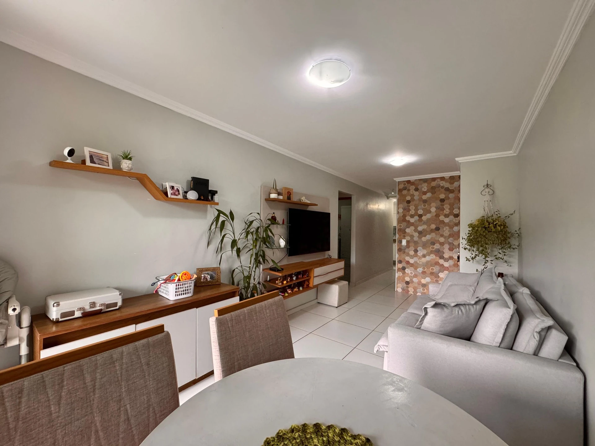 Balcony with a grill in a 3-bedroom apartment, 82 m² — photo 9