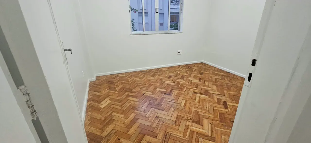 Apartamento de 2 quartos com piso de madeira ou laminado — photo 15
