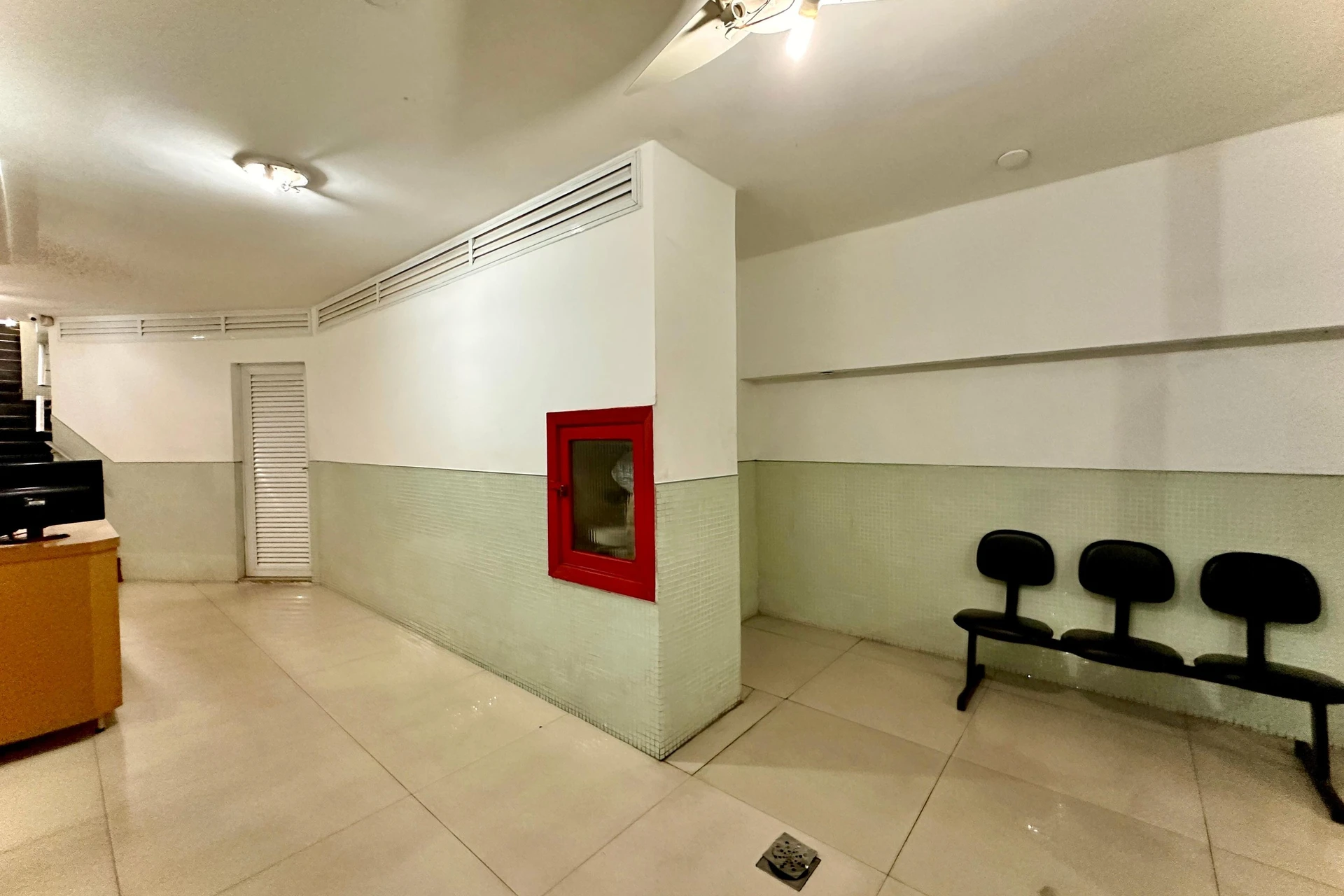 Furnished studio with 1 bedroom and a glass shower — photo 11