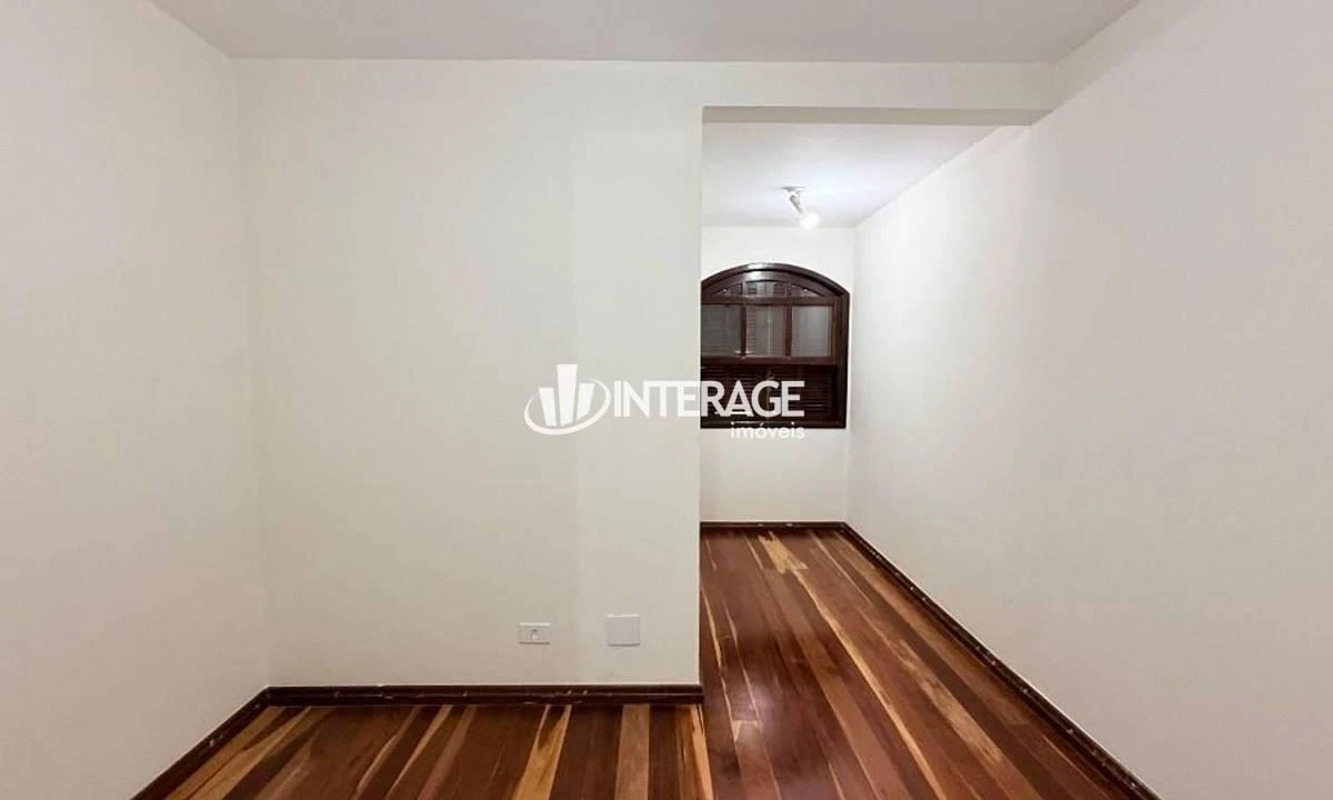 Wood or laminate floors in a 4-bedroom house, 200 m² — photo 34