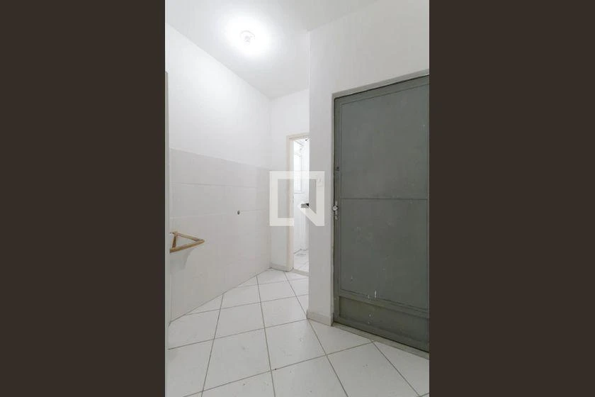 1-bedroom apartment with a glass shower enclosure — photo 6