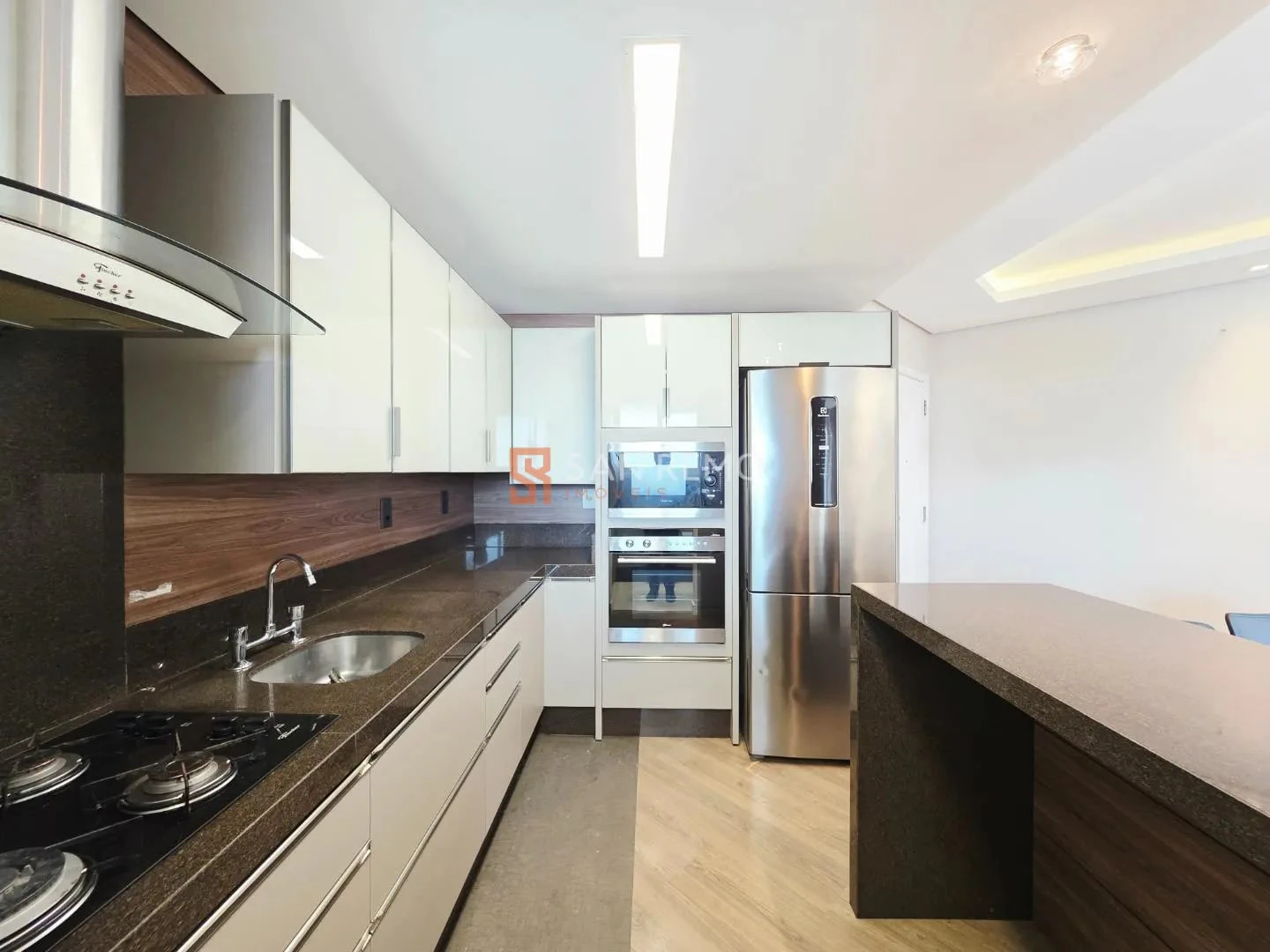 2-bedroom apartment in a building with a gym — photo 3