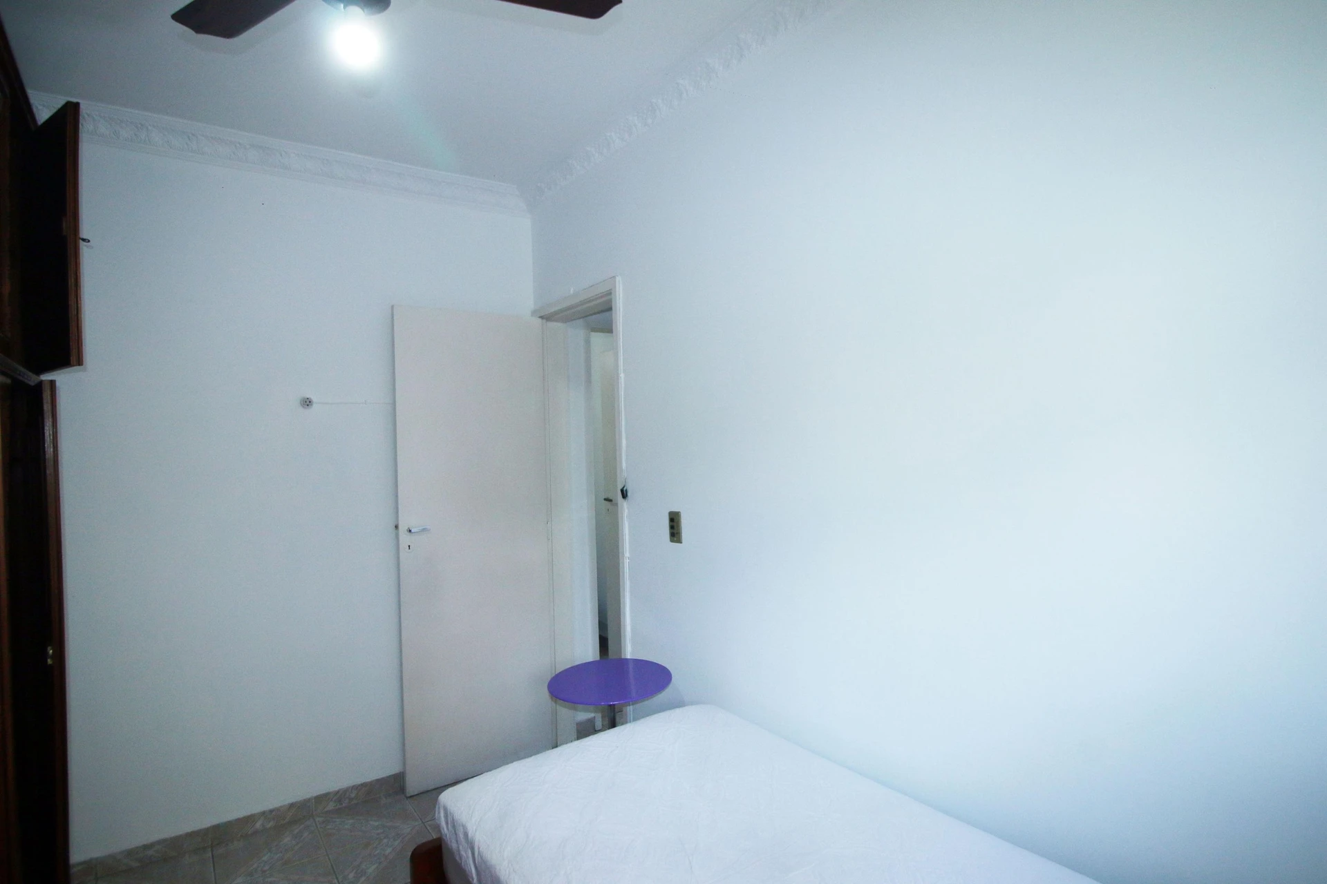 Furnished 2-bedroom apartment with 1 bathroom and glass shower — photo 11
