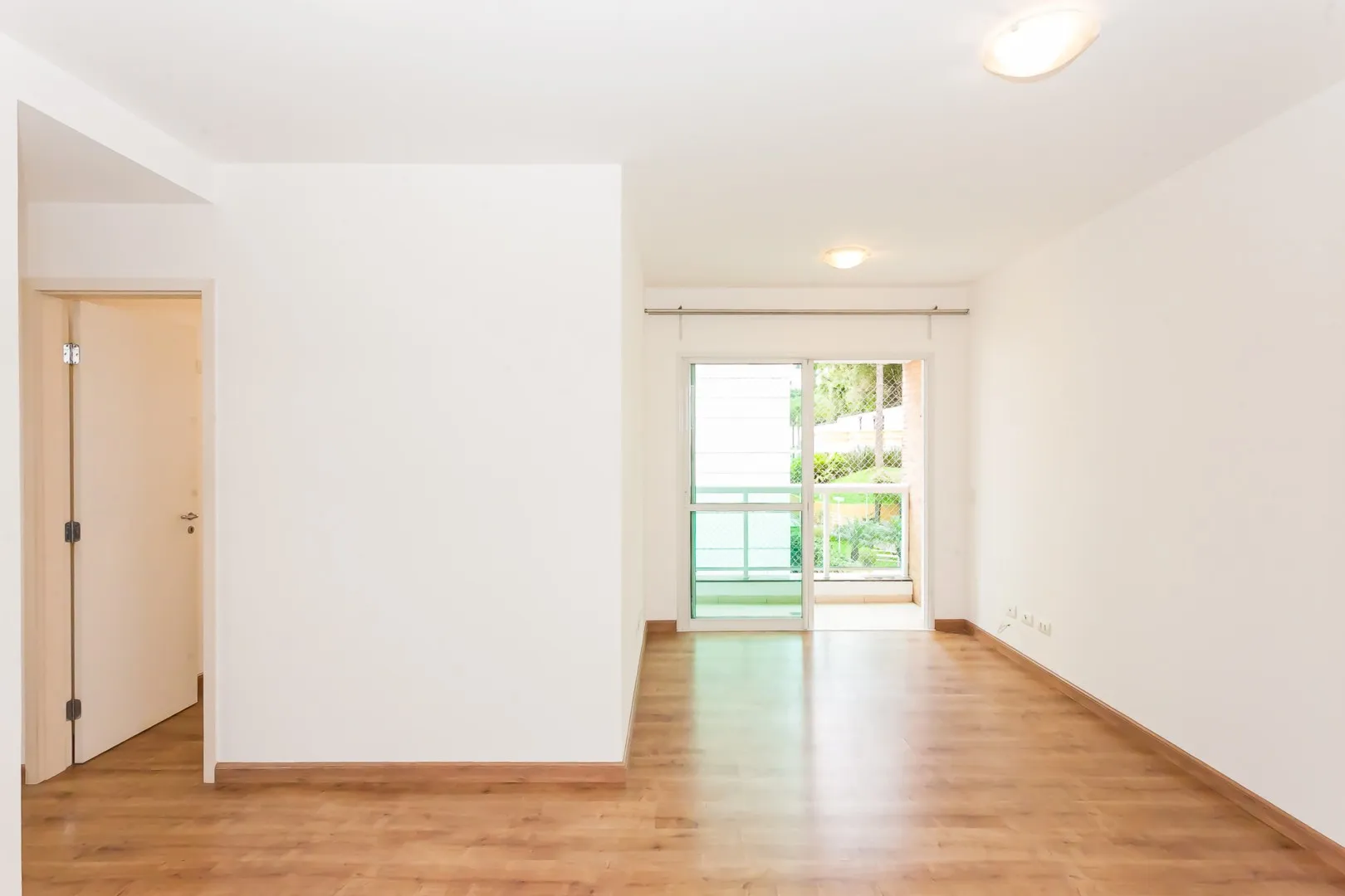 Apartment, 60 m², with wood or laminate floors — photo 3