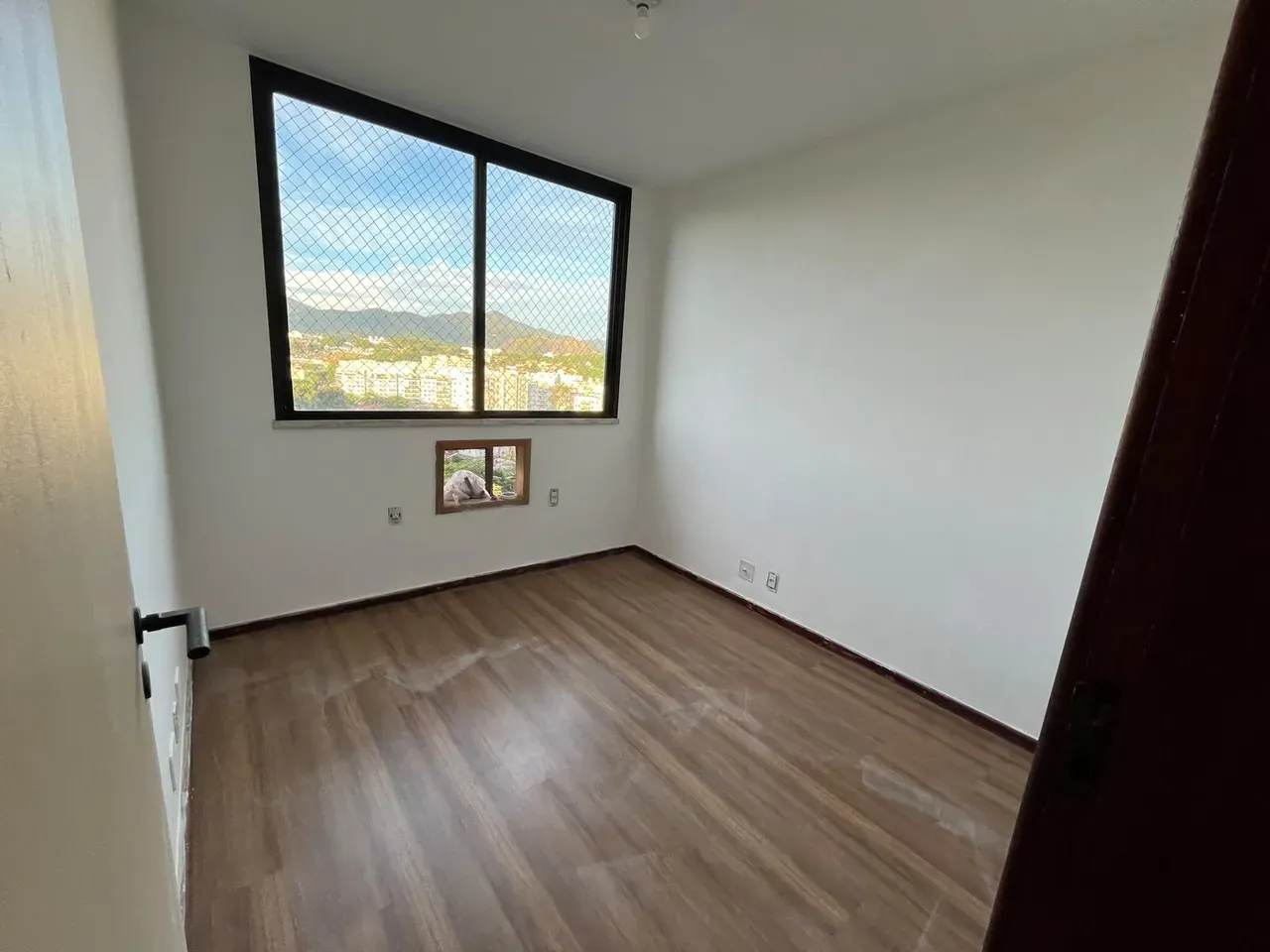 Apartment on the 10th floor with wood or laminate floors — photo 10