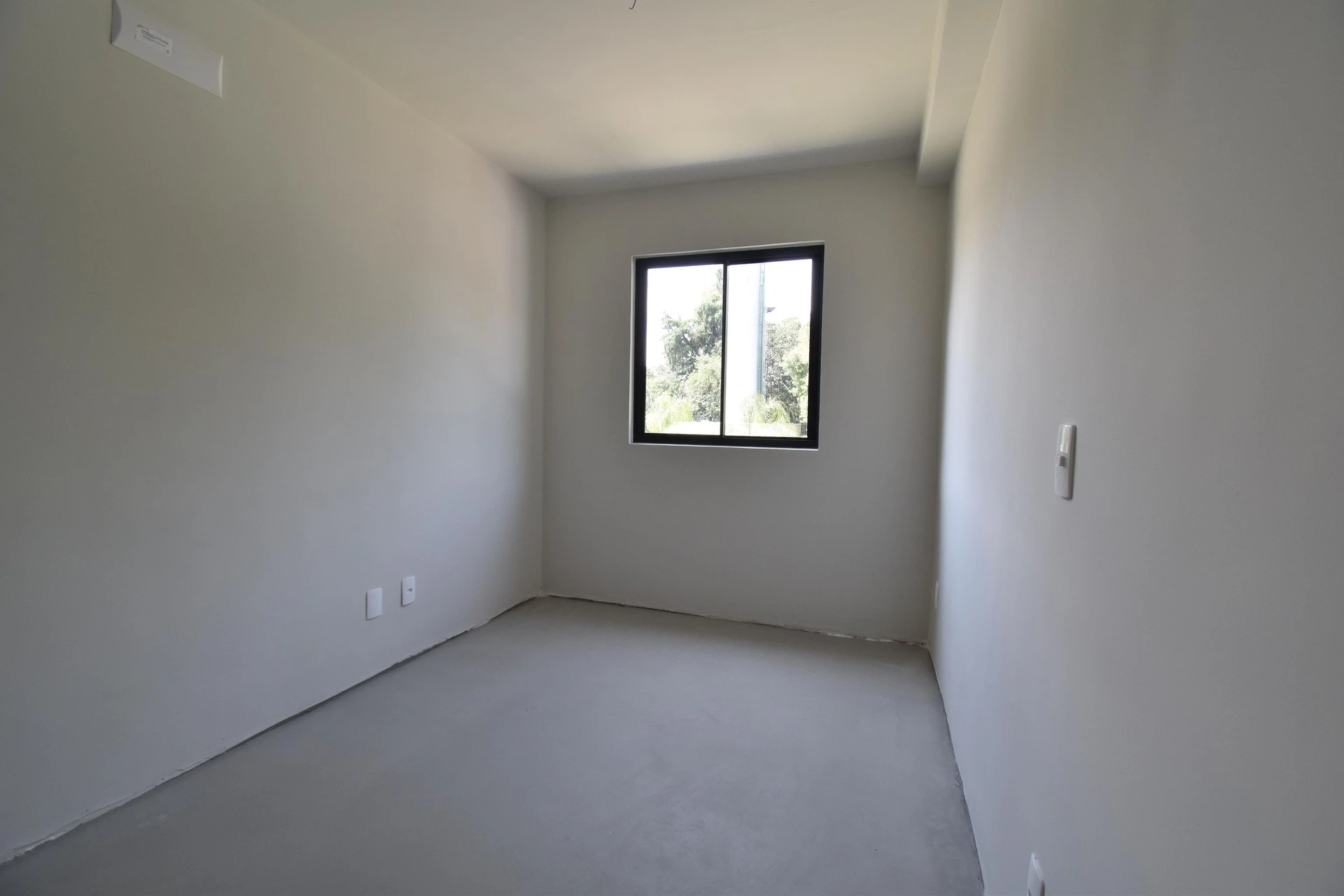 Balcony with a grill in a 2-bedroom apartment, 53 m² — photo 44