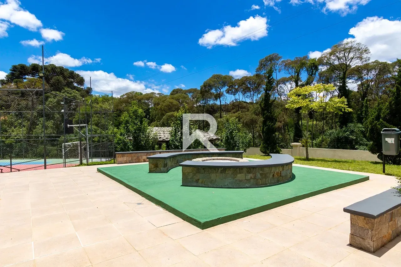 Furnished house with 4 bedrooms and 302 m² and a garden — photo 40