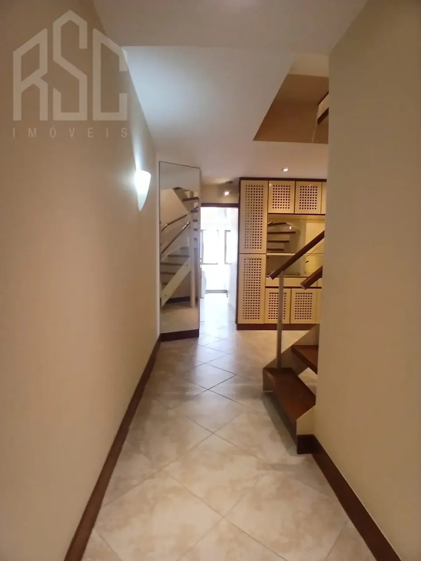 Balcony with a grill in a 2-bedroom apartment, 153 m² — photo 39