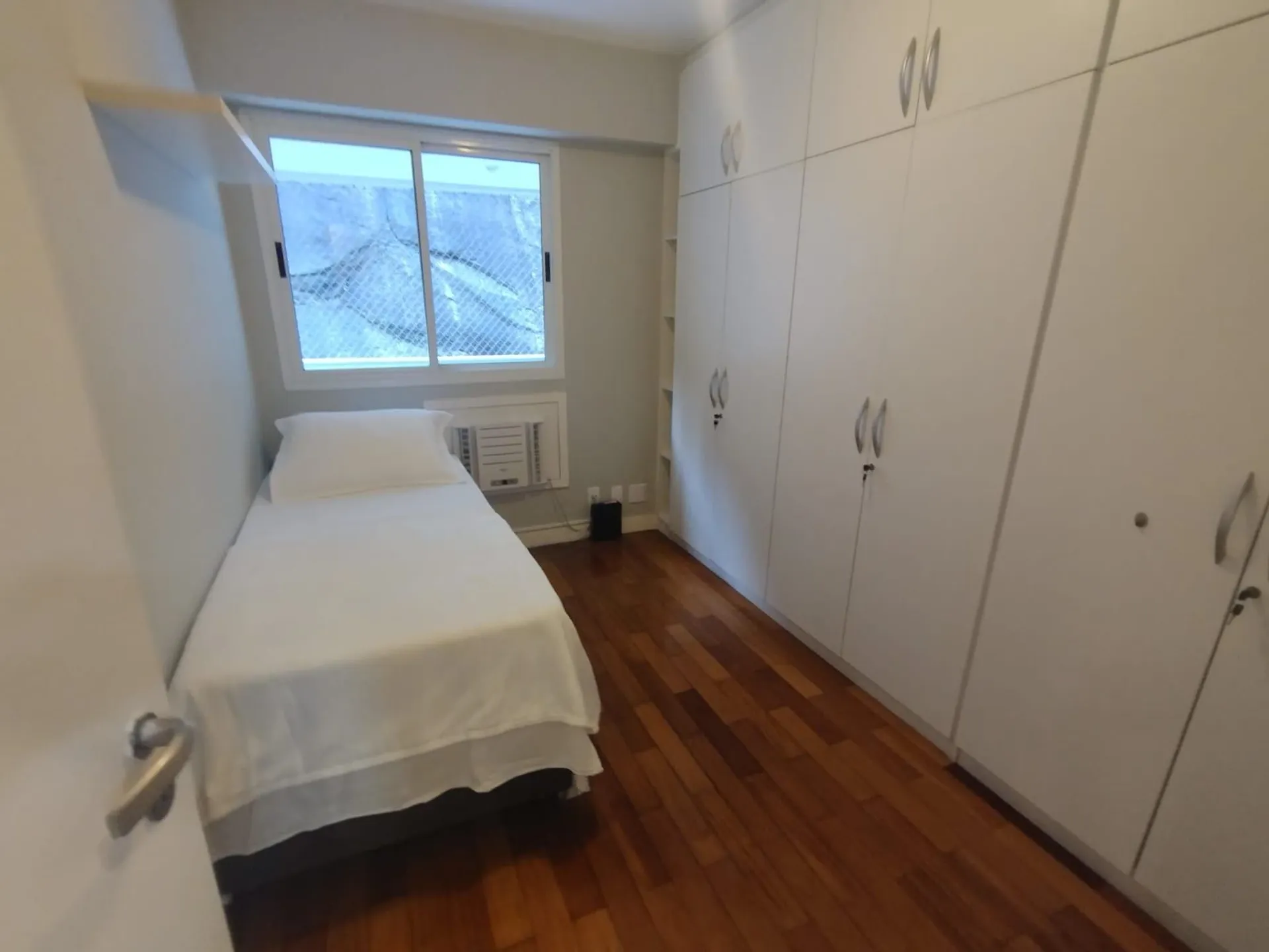 Furnished 2-bedroom apartment with a balcony — photo 21
