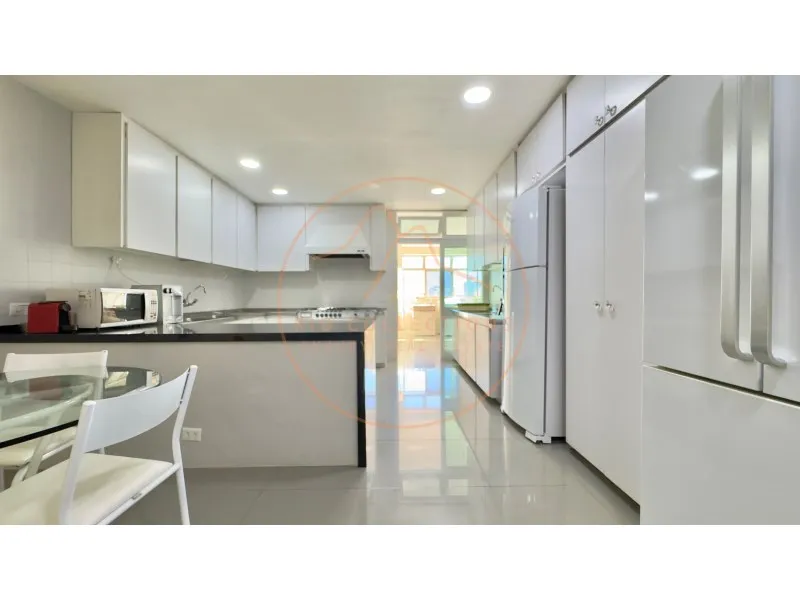 Apartment with 4 bedrooms and 5 bathrooms — photo 43