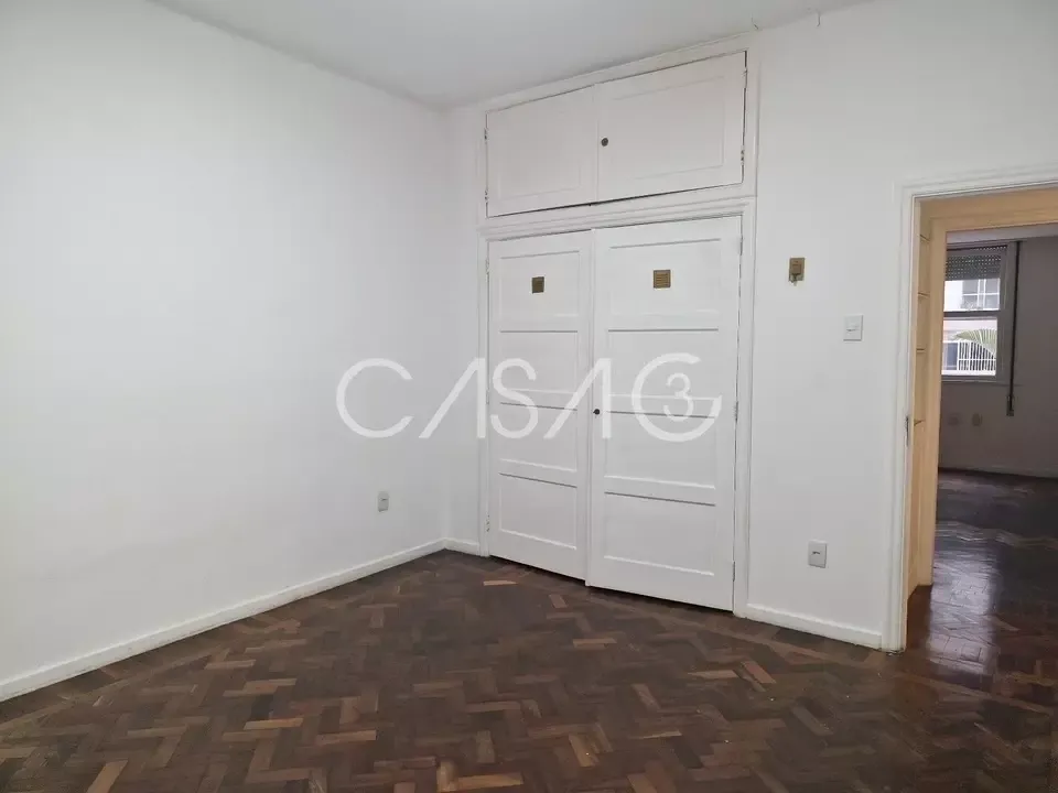 Apartamento com 4 quartos e cozinha fechada com fogão — photo 17
