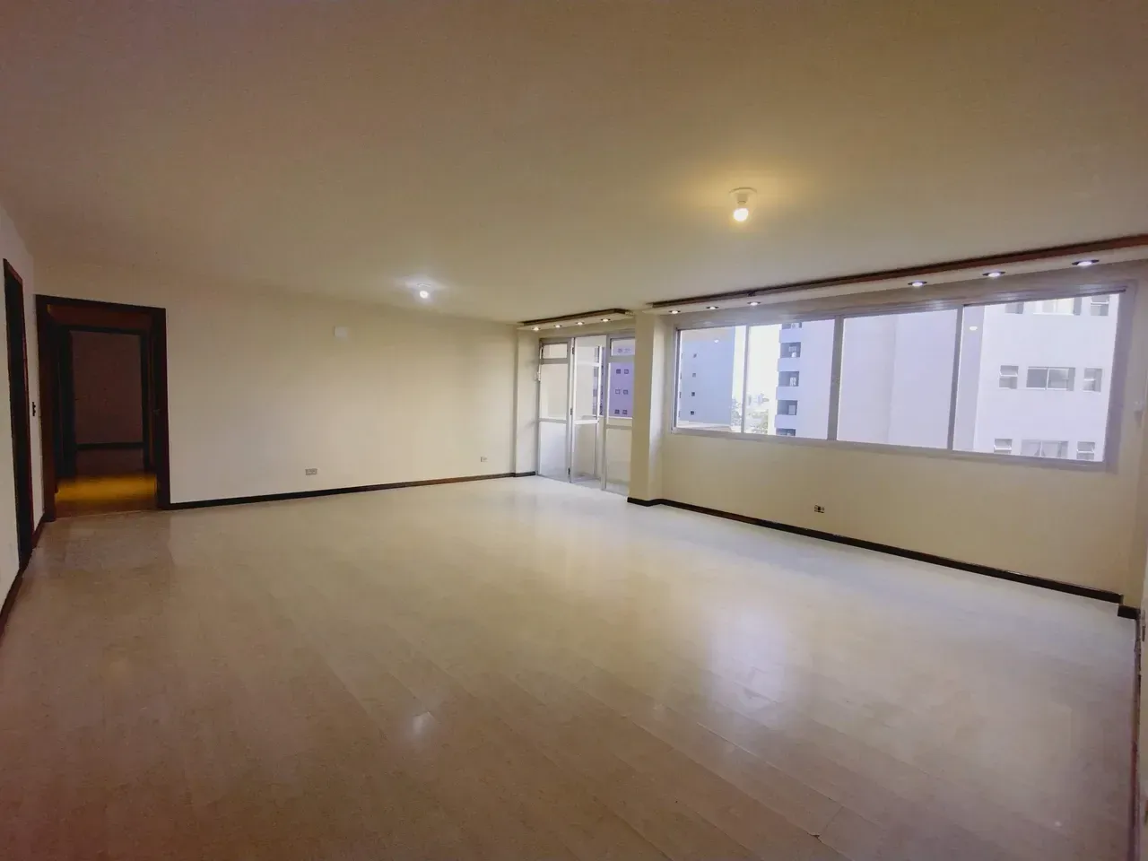 4-bedroom apartment with 4 bathrooms and 1 parking spot