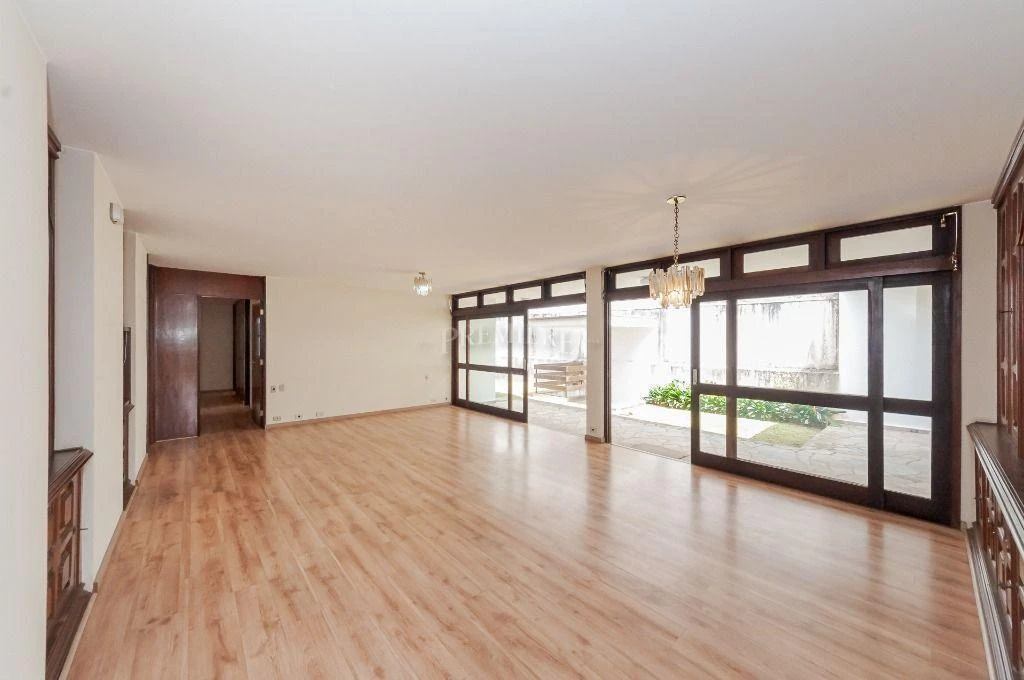 500 m² commercial house with 4 rooms and 5 bathrooms