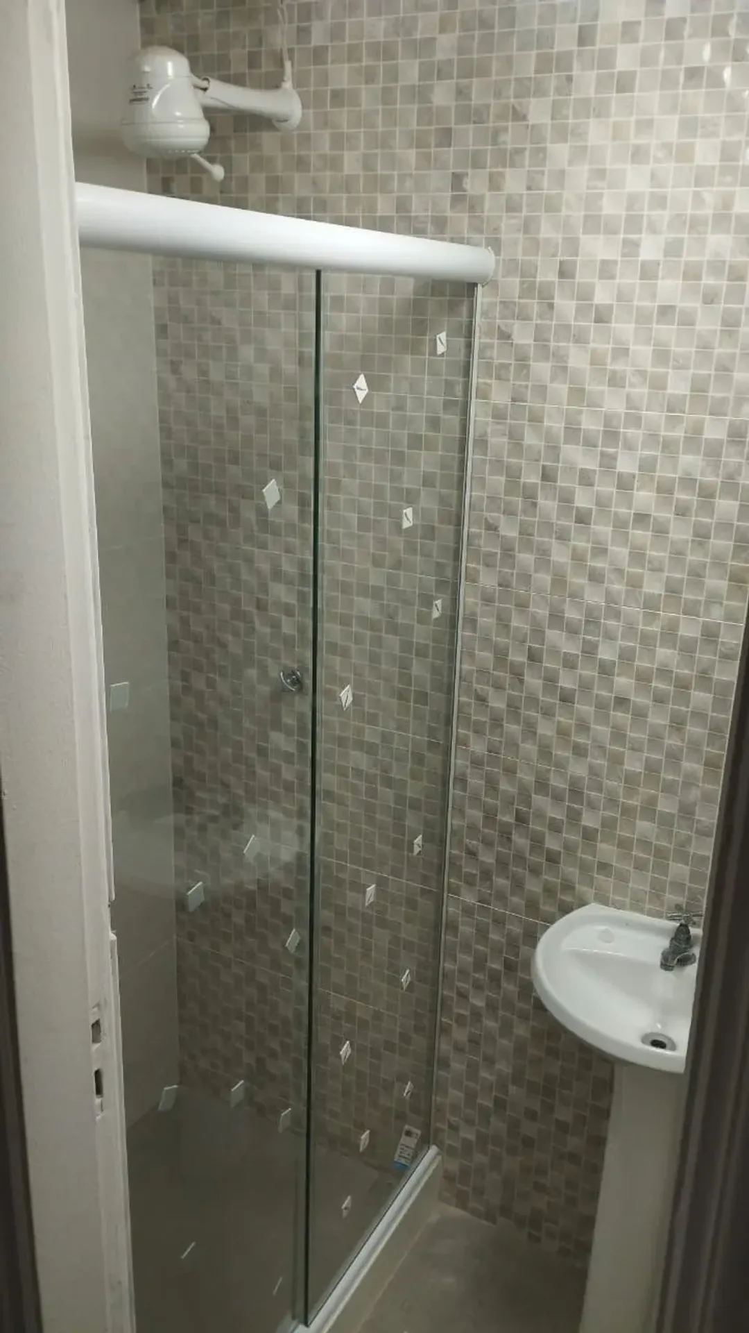 Unfurnished 1-bedroom apartment with floor-to-ceiling windows — photo 24