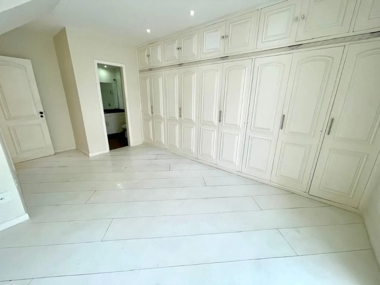 3-bedroom 3-bath apartment with 250 m² and 3 parking — photo 3