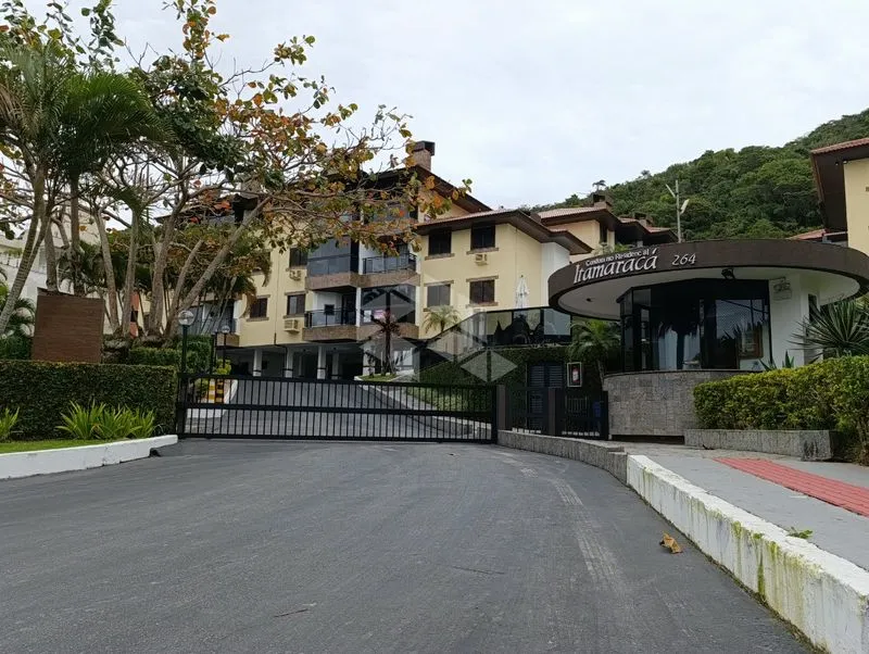 Balcony with a grill in a 3-bedroom apartment, 80 m² — photo 31