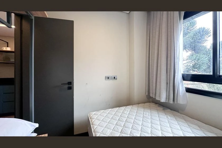 1-bedroom apartment with open-plan kitchen and balcony — photo 8