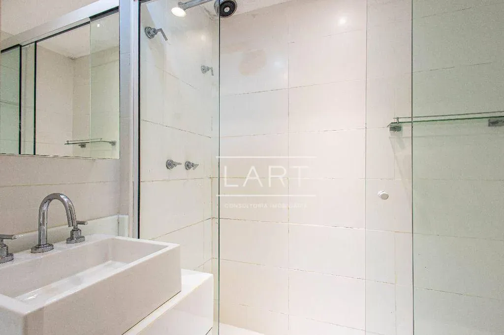 Apartamento com 2 dormitórios e varanda de vidro — photo 24