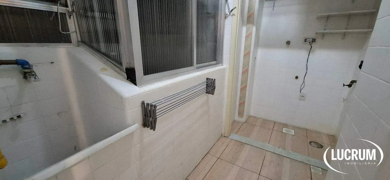 2-bedroom apartment with wood or laminate floors — photo 19