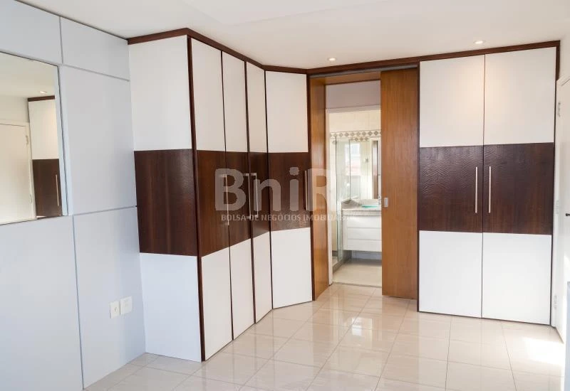 3-bedroom apartment in a building with a pool — photo 12