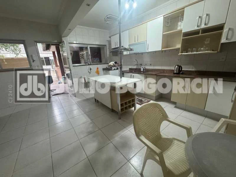 Дом 429 м²: 4 спальни, 5 парковочных мест, барбекю — photo 4